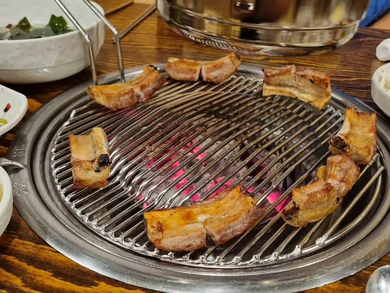 숯불 위에서 익어가는 등갈비