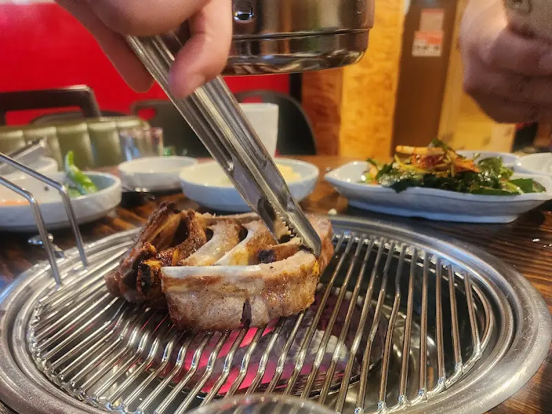 직원 분이 구워주는 등갈비