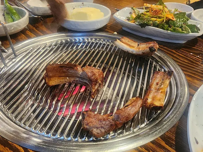 숯불 위에서 맛있게 익어가는 등갈비