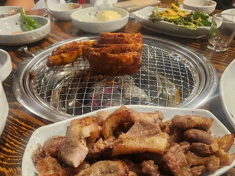 등갈비와 함께 차려진 푸짐한 한 상