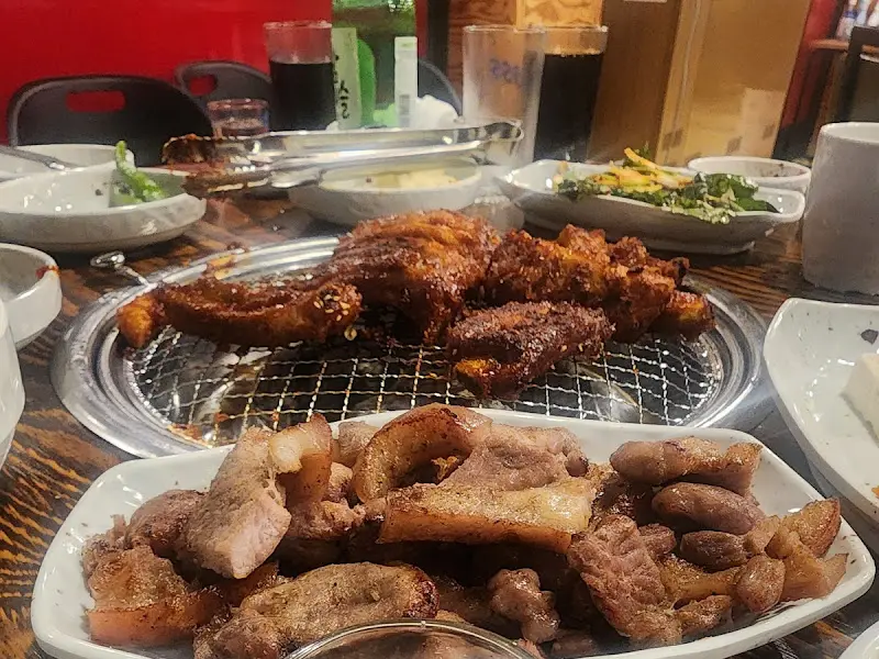 푸짐하게 차려진 등갈비 한 상