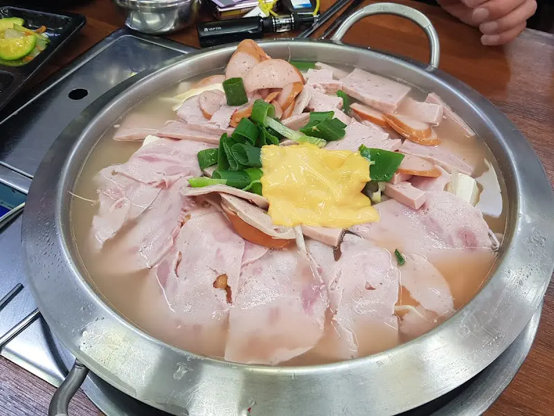 수제햄이 듬뿍 들어간 부대찌개