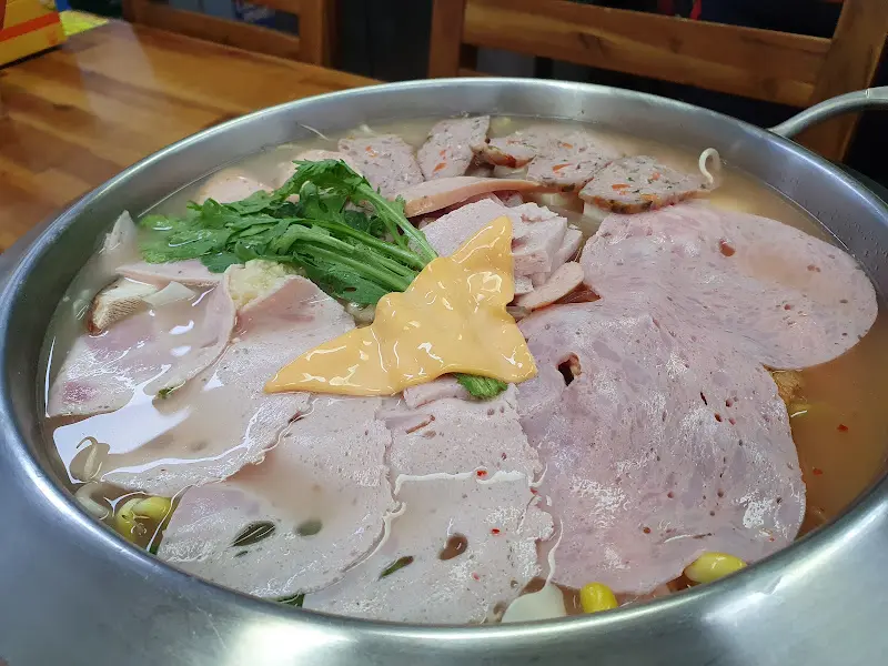 보글보글 끓는 부대찌개