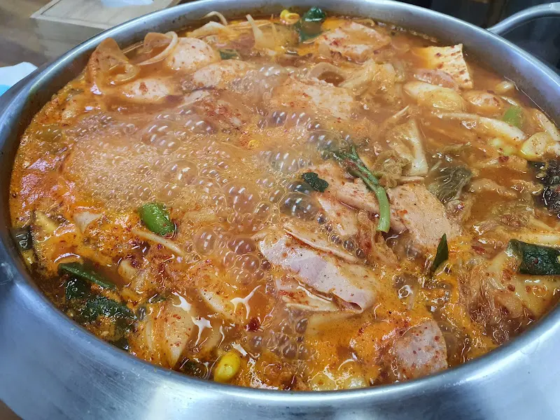 라면 사리를 넣어 끓인 부대찌개