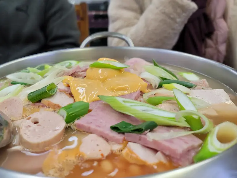 수제햄과 치즈가 녹아든 부대찌개