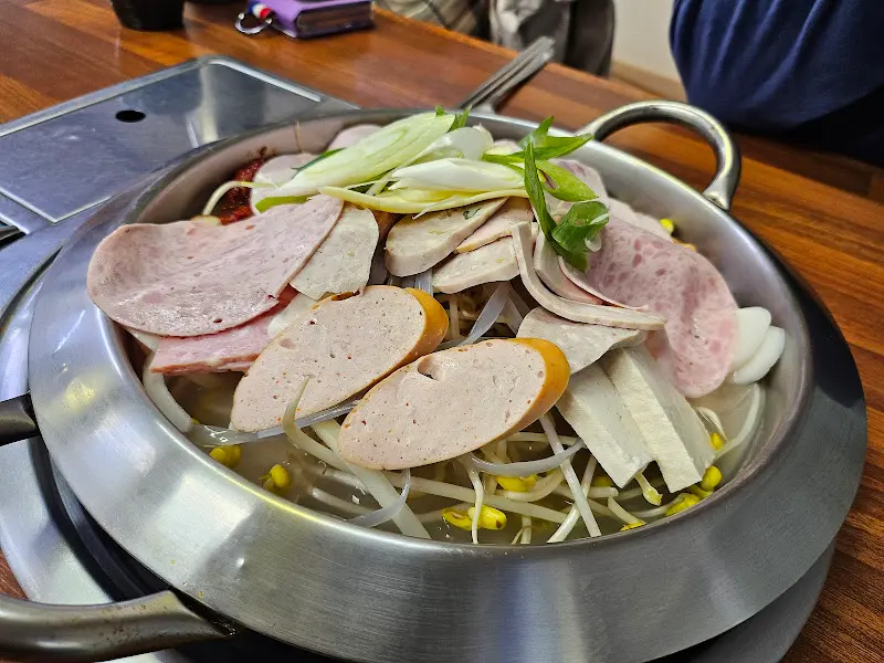 수제햄이 푸짐하게 들어간 부대찌개