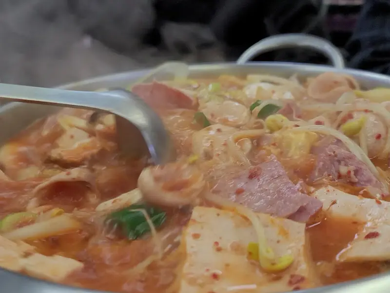 수제햄과 두부가 어우러진 부대찌개