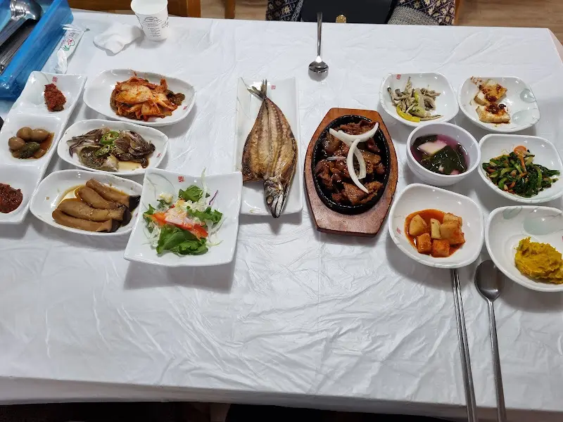 테이블 가득한 반찬