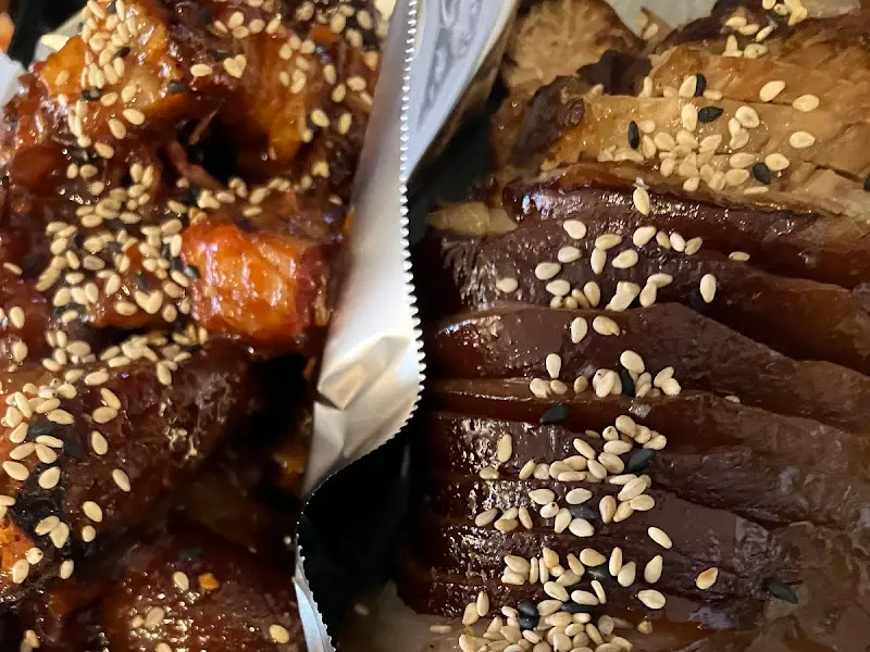 윤기가 자르르 흐르는 족발과 앙념족발 사진