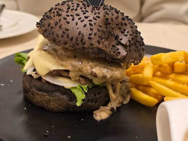 고메 블랙 치즈 버거 단면