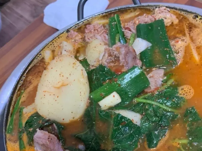 감자탕 속 뼈와 감자