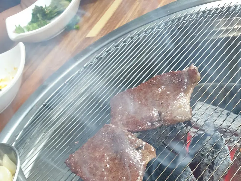 노릇하게 구워진 꽃살