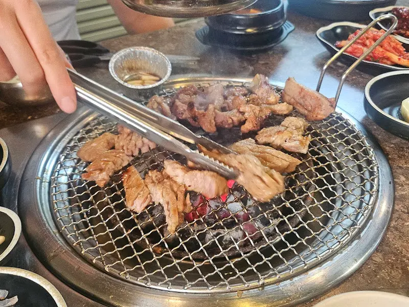 숯불 위에서 익어가는 돼지갈비 클로즈업 샷