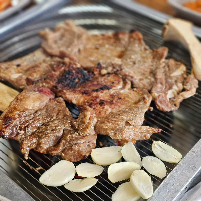 돼지갈비와 구운 마늘