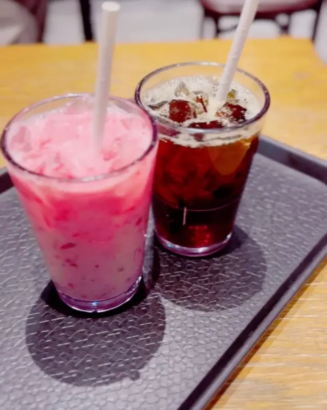 딸기 라떼와 아이스 아메리카노