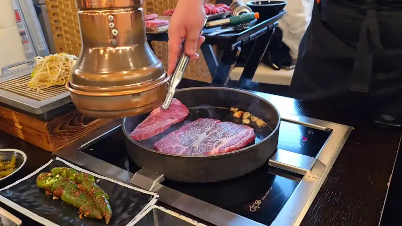 전문가의 손길로 구워지는 와규