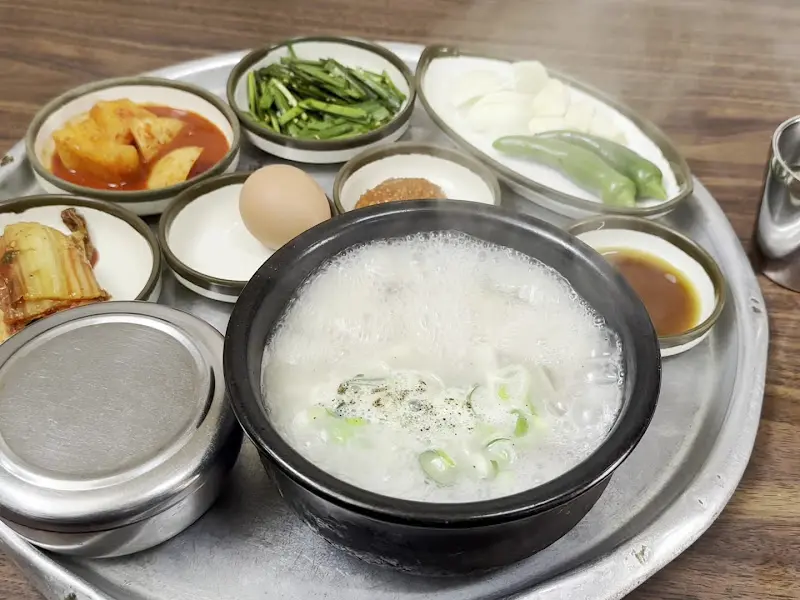 곰탕 한 상 차림