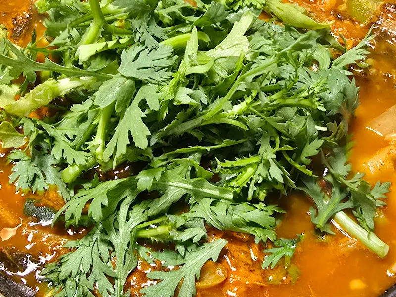 매운탕 속 신선한 채소