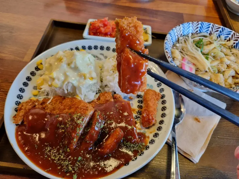 젓가락으로 집어 올린 돈까스