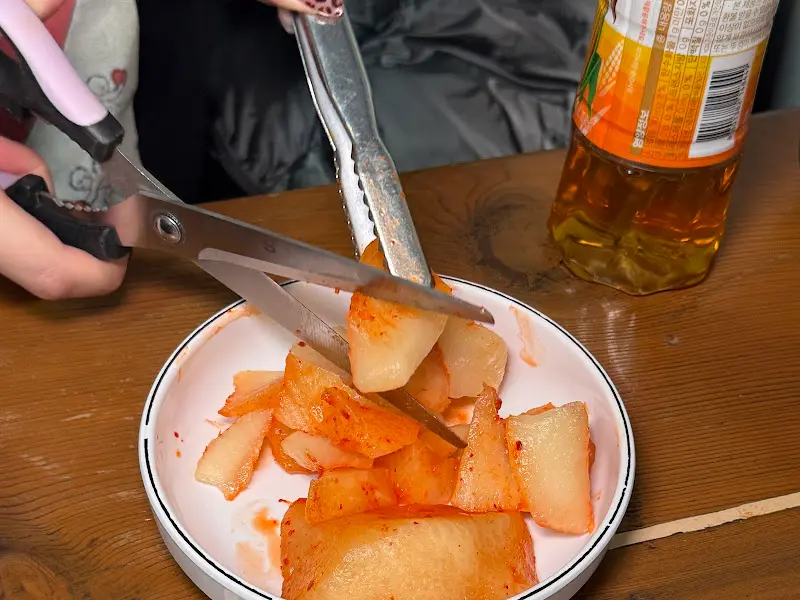 하동식당 깍두기 써는 모습