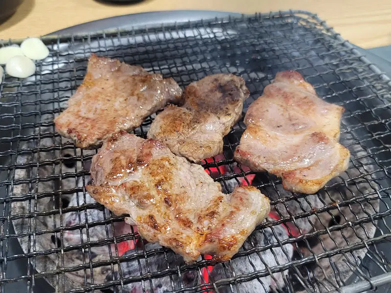 숯불 위에서 익어가는 목살