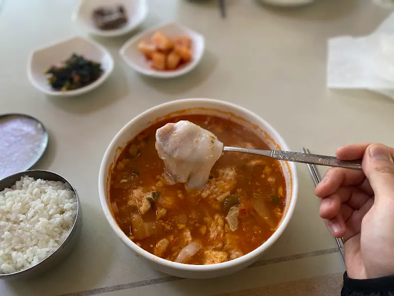 젓가락으로 집어 올린 곰치 살