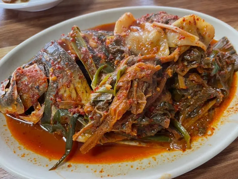 개인 접시에 담은 붕어찜