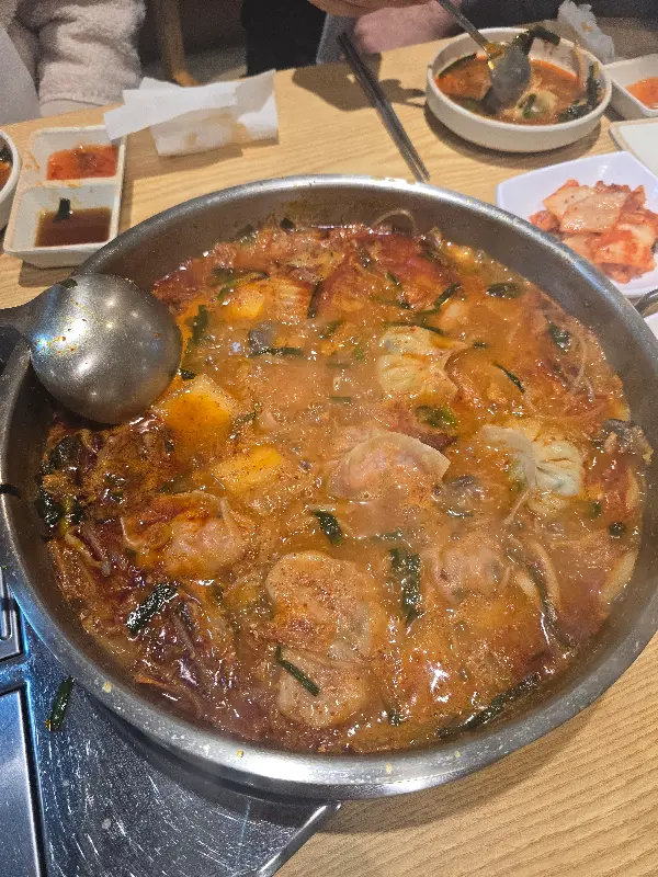 보글보글 끓는 만두전골