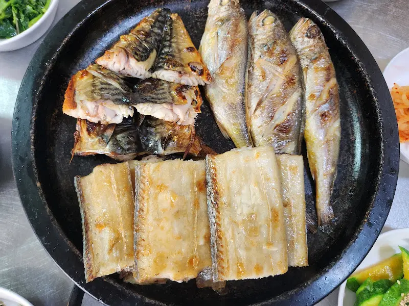 노릇노릇 구워진 생선구이