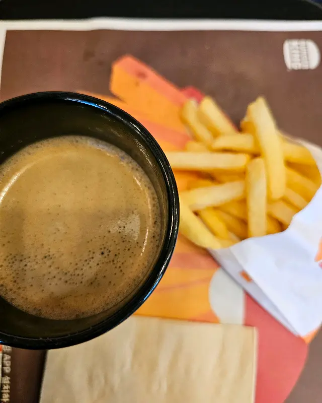 커피와 감자튀김