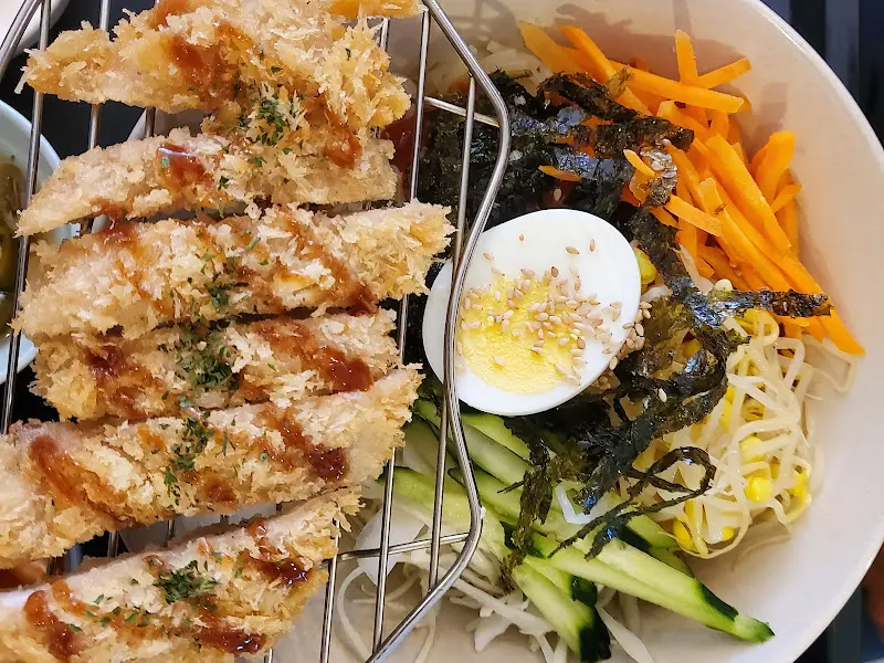 쫄면 돈까스의 화려한 비주얼