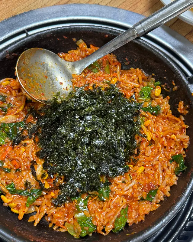 전골에 냉이를 추가한 모습