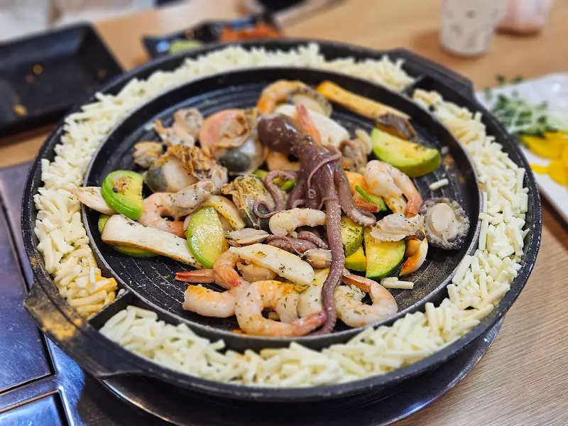 모짜렐라 치즈가 듬뿍 올려진 해산물 빠다구이