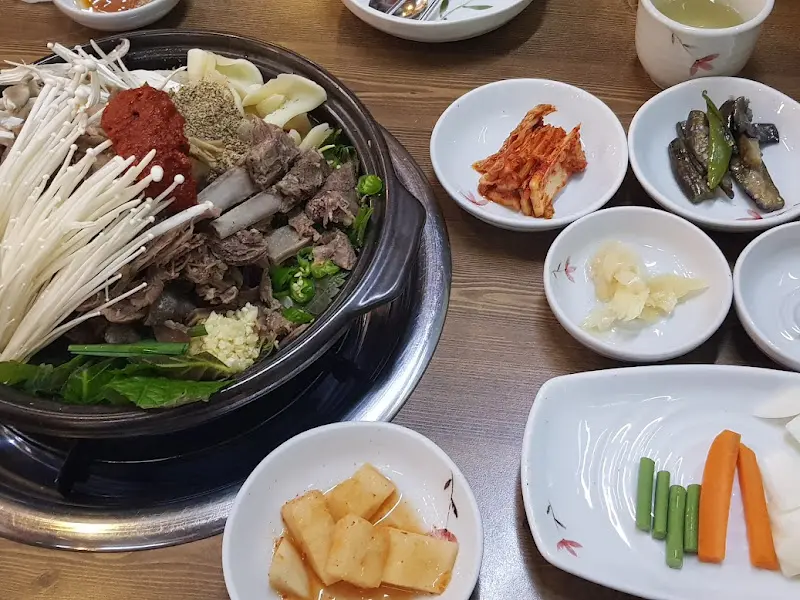 흑염소 전골과 반찬