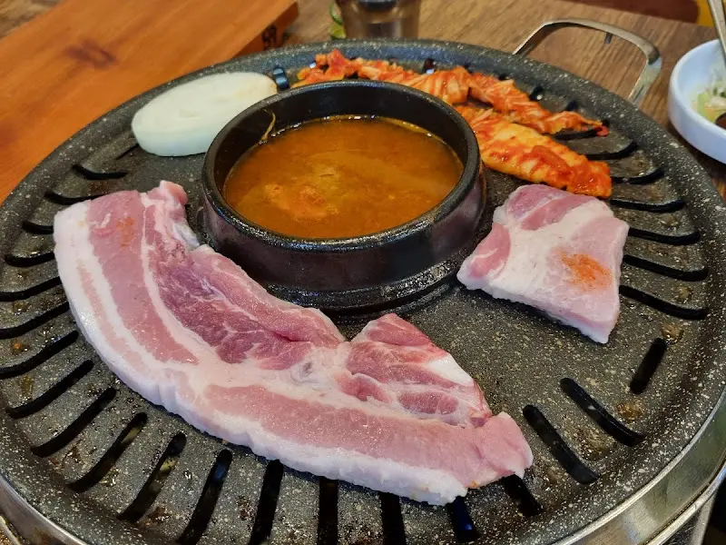 불판 위의 오겹살과 된장찌개