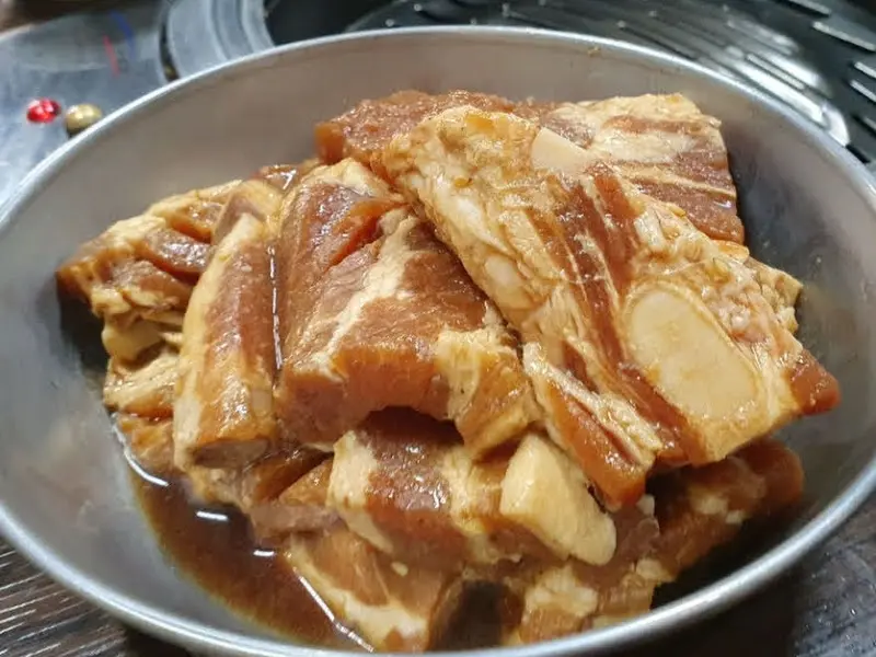 양념에 재워진 돼지갈비