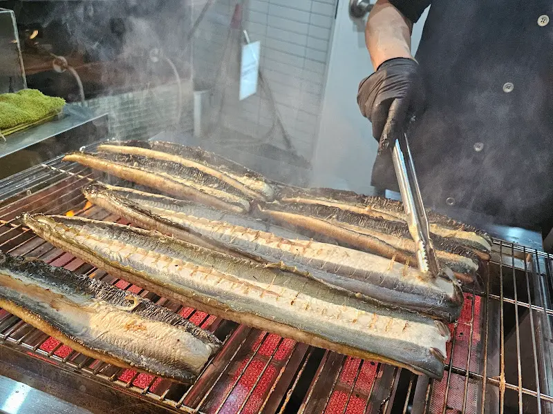 화산석 위에서 구워지는 장어