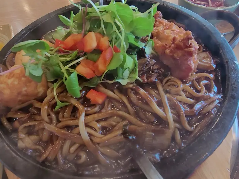 돌짜장의 화려한 비주얼