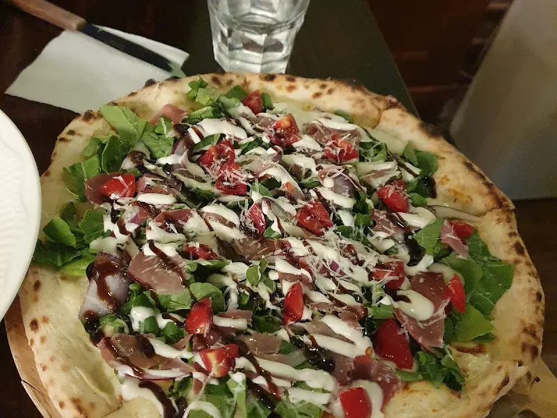 루꼴라가 듬뿍 올려진 키친브로망스 피자