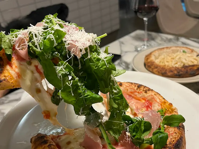 루꼴라 에 프로슈토 피자