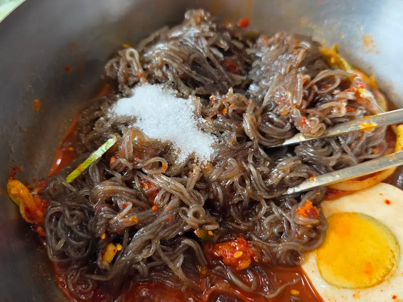 설탕을 넣은 오미냉면