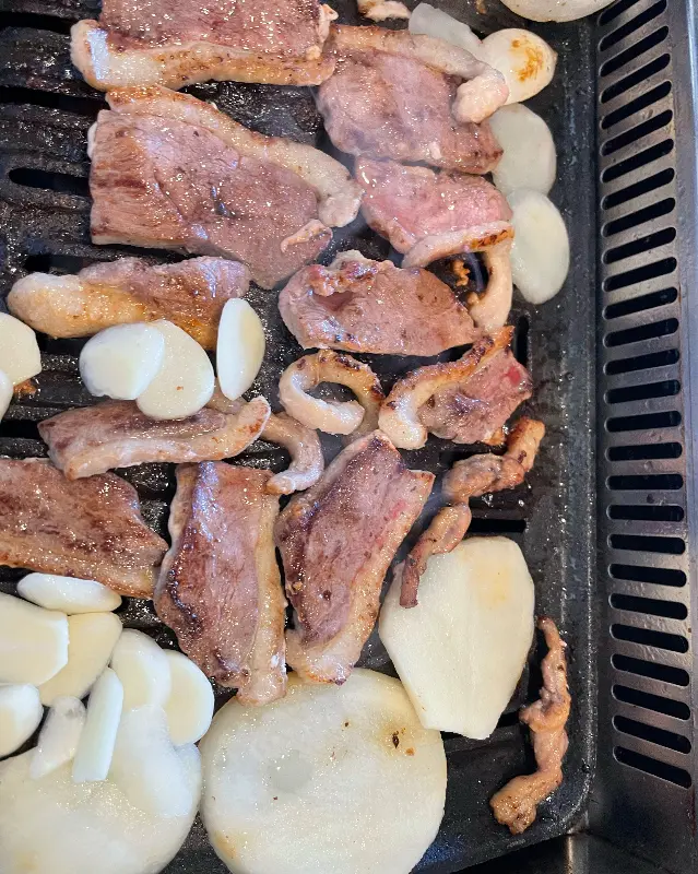 숯불 위에서 구워지는 오리고기