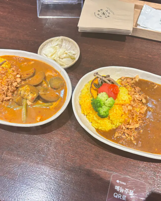 비프 카레와 코코넛 치킨 카레