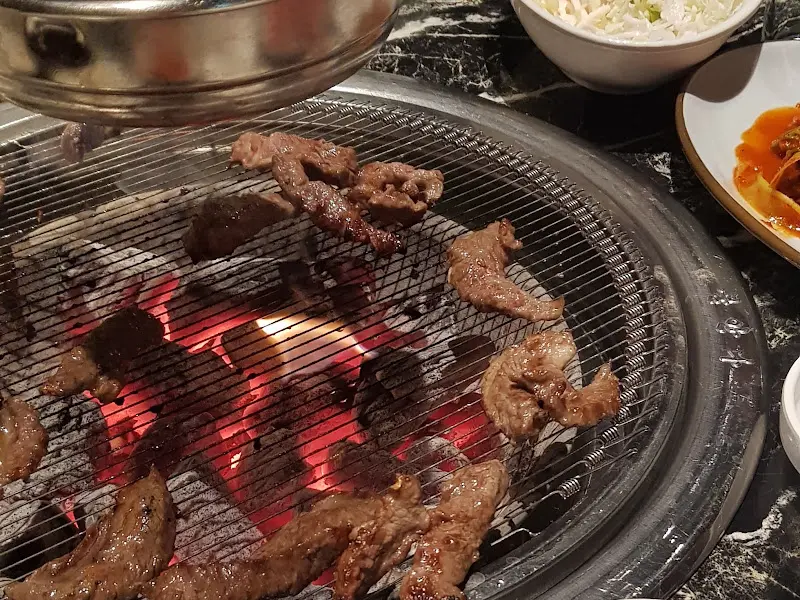 숯불 위에서 익어가는 소갈비