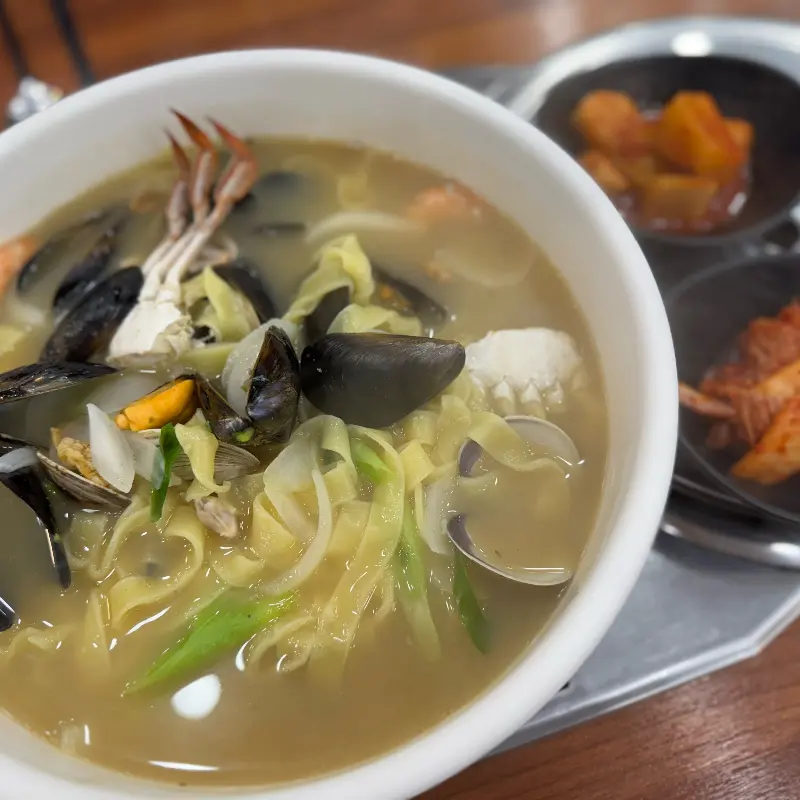 해물칼국수와 김치, 깍두기