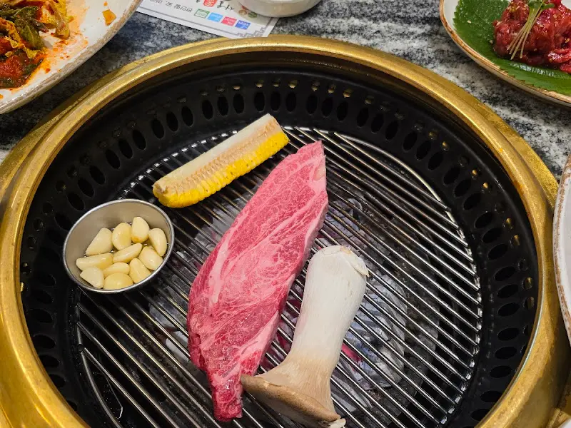 전문가의 손길로 구워지는 한우