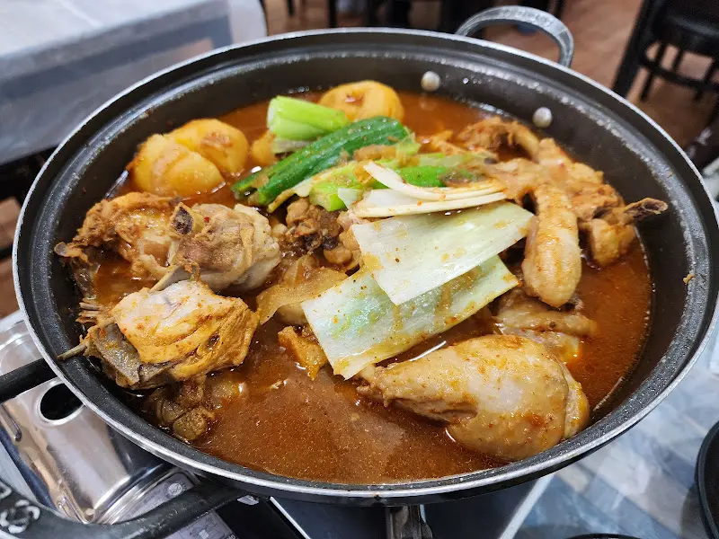 푸짐한 양의 닭볶음탕