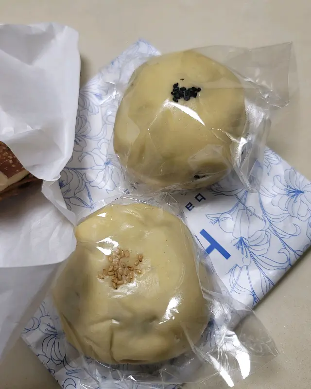 하츠베이커리에서 포장해온 빵