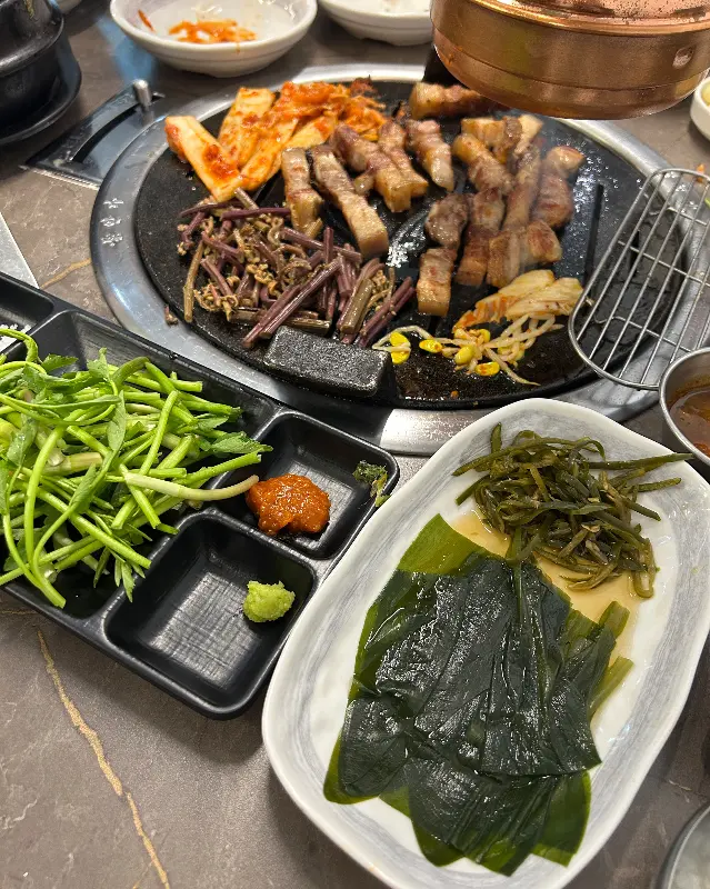 흑돼지 오겹살과 밑반찬