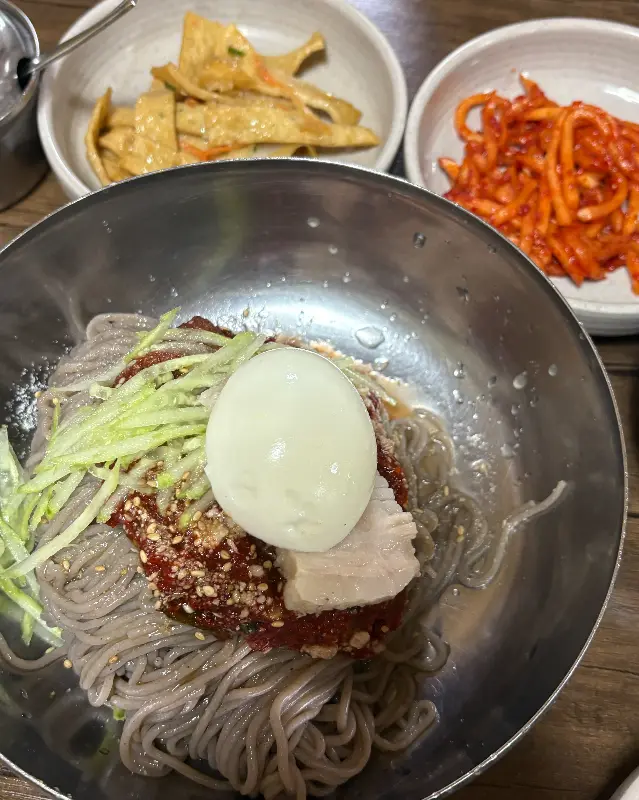 막국수와 곁들여 먹는 반찬들